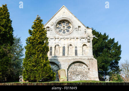 L'Angleterre, Barfrestone. 12e siècle, église romane de Saint Nicolas. Le sud-est de l'avis indiquant la fenêtre. roue Norman ornementé Soleil, ciel bleu. Banque D'Images