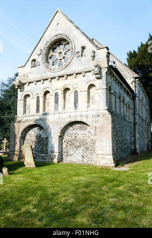 L'Angleterre, Barfrestone. 12e siècle, église romane de Saint Nicolas. Le sud-est de l'avis indiquant la fenêtre. roue Norman ornementé Soleil, ciel bleu. Banque D'Images