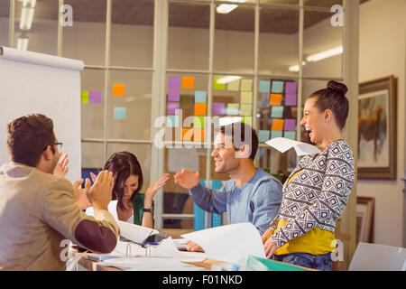 Célébrer les gens d'affaires documents de jeter en l'air Banque D'Images