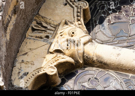 L'Angleterre, Barfrestone Norman, sculptures. St Nicholas Church, église anglaise du 12e siècle, au sud-est vue montrant la fenêtre, face à la roue de Norman. Banque D'Images