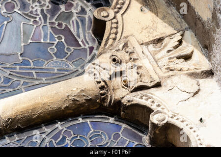 L'Angleterre, Barfrestone. Sculptures de Norman. St Nicholas church. 12e siècle église anglaise, au sud-est vue montrant la fenêtre, face à la roue de Norman. Banque D'Images