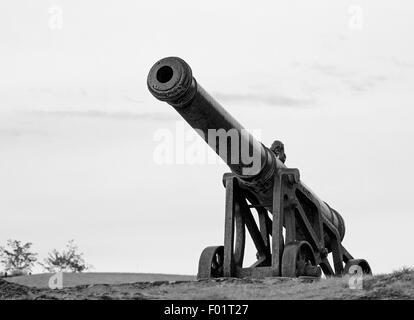 Regardant les canons portugais sur Calton Hill, Édimbourg, semi-découpé sur un ciel clair, l'Ecosse UK Banque D'Images