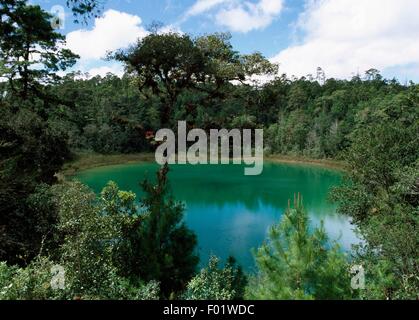 Lac, Lagunas de Montebello (ou Montebello Lakes National Park), Chiapas, Mexique. Banque D'Images