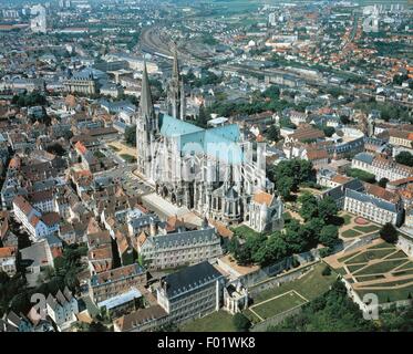 Vue aérienne de la cathédrale Notre-Dame de Chartres avec (Liste du patrimoine mondial de l'UNESCO 1979) - région Centre, France Banque D'Images