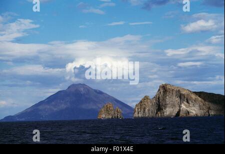 L'île volcanique de Basiluzzo avec Spinazzola rock, Stromboli avec en arrière-plan. Îles Éoliennes (Liste du patrimoine mondial de l'UNESCO, 2000), Sicile, Italie. Banque D'Images
