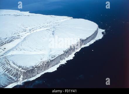 Vue aérienne de l'Île Clarence sur l'île Somerset - Territoire du Nunavut, de l'archipel arctique canadien, Canada Banque D'Images