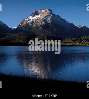 Le lac Mascardi et Cerro Cresta de Gallo, Brazo Tronador, Parc National Nahuel Huapi, Patagonie, Argentine. Banque D'Images