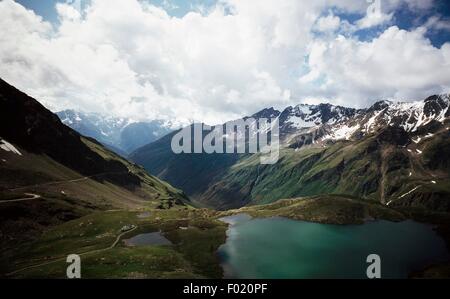 Le Lac noir à col Gavia, Parc National du Stelvio, Lombardie, Italie. Banque D'Images