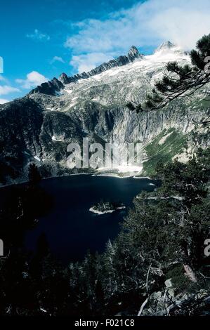 Lac d'Aubert (lac), la réserve naturelle nationale du Néouvielle (Réserve Naturelle du Néouvielle), Midi-Pyrénées, France. Banque D'Images