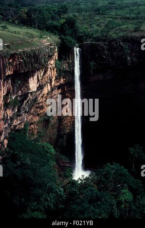 Veu de Noiva (Bridal Veil Falls), Chapada dos Guimaraes, État du Mato Grosso, Brésil. Banque D'Images