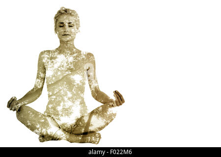 Image composite de tonique young woman sitting in lotus pose avec les yeux fermés Banque D'Images