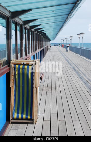 Chaises empilées sur la jetée en bord de mer Banque D'Images