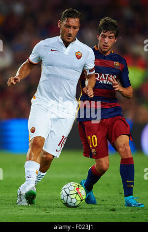 Barcelone, Espagne. Le 05 août, 2015. Totti (AS Roma) pour les duels la balle contre Sergi Roberto (FC Barcelone), au cours de Joan Gamper Trophy match de football entre le FC Barcelone et l'AS Roma FC, au Camp Nou à Barcelone, Espagne, le mercredi 5 août 2015. Foto : S.Lau : dpa Crédit photo alliance/Alamy Live News Banque D'Images