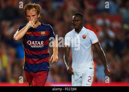 Barcelone, Espagne. Le 05 août, 2015. Ivan Rakitic (FC Barcelone) célèbre après avoir marqué, au cours de Joan Gamper Trophy match de football entre le FC Barcelone et l'AS Roma FC, au Camp Nou à Barcelone, Espagne, le mercredi 5 août 2015. Foto : S.Lau : dpa Crédit photo alliance/Alamy Live News Banque D'Images