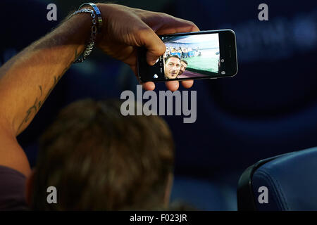 Barcelone, Espagne. Le 05 août, 2015. Totti faire un trophée Joan Gamper selfies avant le match de football entre le FC Barcelone et l'AS Roma FC, au Camp Nou à Barcelone, Espagne, le mercredi 5 août 2015. Foto : S.Lau : dpa Crédit photo alliance/Alamy Live News Banque D'Images