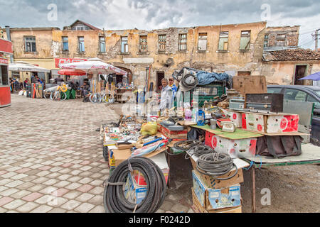 Stand au marché de l'ancien caravansérail, Korçë, comté de Korçë, en Albanie Banque D'Images