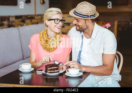 Cute couple sur une date de manger un morceau de gâteau au chocolat Banque D'Images