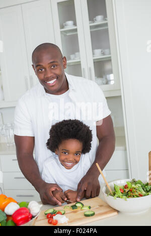 Portrait de l'heureux père et fils la préparation de légumes Banque D'Images