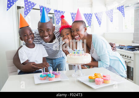 Famille heureuse de célébrer un anniversaire ensemble Banque D'Images