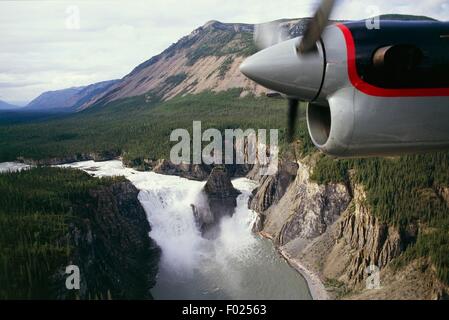 Vue aérienne de la chute Virginia, la réserve de parc national Nahanni (Liste du patrimoine mondial de l'UNESCO, 1978) - Territoires du Nord-Ouest, Canada Banque D'Images