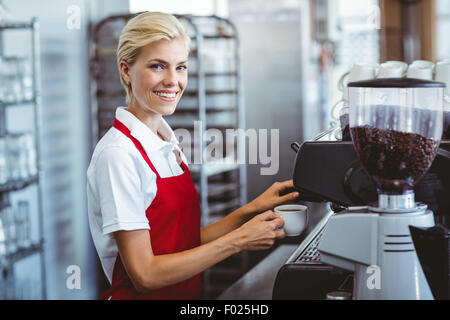 Jolie à l'aide de la machine à café barista Banque D'Images