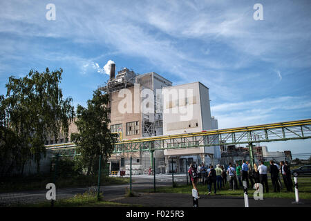 Krefeld, Allemagne. 5 Août, 2015. Obtenez a informé les journalistes en face d'un bâtiment sur les lieux de la parc chimique à Krefeld, Allemagne, 5 août 2015. Un porte-parole de la brigade des pompiers a déclaré que 12 personnes ont été blessées, dont trois grièvement, dans une explosion qui s'est produit le mercredi 5 août. Un réservoir d'azote a explosé sur les lieux autour de 14h le mercredi à l'origine du bâtiment proche de l'effondrement. Photo : David Young/dpa/Alamy Live News Banque D'Images