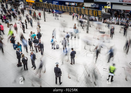 Londres, Royaume-Uni. 6 Août, 2015. Les navetteurs de la gare de Waterloo au cours d'une action de grève à Londres tube Crédit : Guy Josse/Alamy Live News Banque D'Images