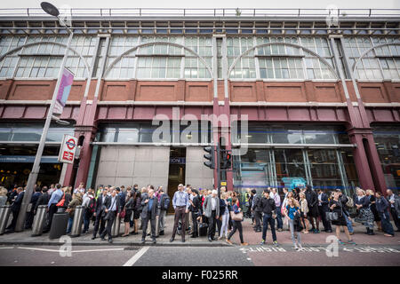 Londres, Royaume-Uni. 6 Août, 2015. Files d'attente pour les bus à l'extérieur de la gare de Waterloo au cours d'une action de grève à Londres Tube Crédit : Guy Josse/Alamy Live News Banque D'Images