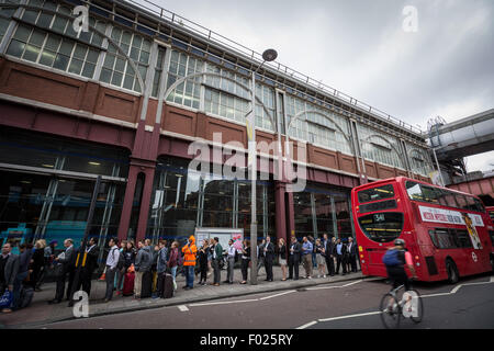 Londres, Royaume-Uni. 6 Août, 2015. Files d'attente pour les bus à l'extérieur de la gare de Waterloo au cours d'une action de grève à Londres Tube Crédit : Guy Josse/Alamy Live News Banque D'Images