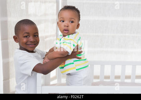 Portrait d'un babyboy jouant avec son frère dans son lit Banque D'Images