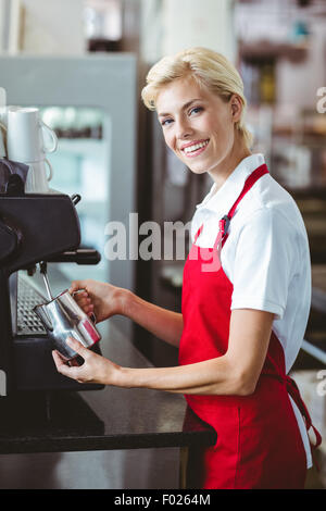 Jolie à l'aide de la machine à café barista Banque D'Images