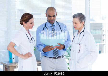 L'analyse des collègues médecins concentré dossier ensemble Banque D'Images