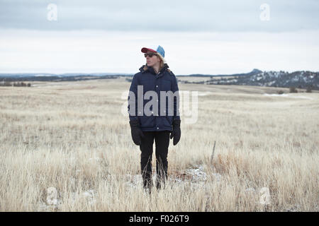 Young man standing in field Banque D'Images