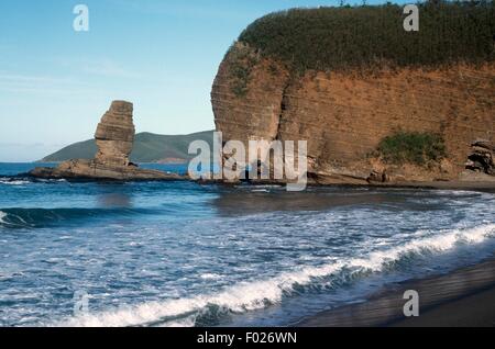 La Roche Percée, Bourail et la pile de falaises, Grande-Terre, Nouvelle Calédonie (territoire d'outre-mer de la République française). Banque D'Images