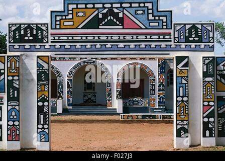 Peintures murales dans un village Ndebele, Afrique du Sud. Banque D'Images