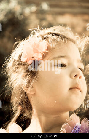 Portrait d'une fillette de 5 ans avec fleur sur sa tête Banque D'Images