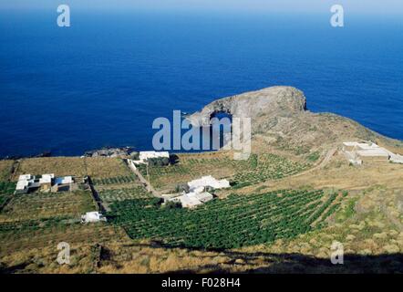 L'éléphant arch rock formation, l'île de Pantelleria, Sicile, Italie. Banque D'Images