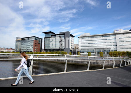 Une femme marche à travers le Broomielaw-Tradeston Bridge (connu localement sous le pont ondulées). Banque D'Images