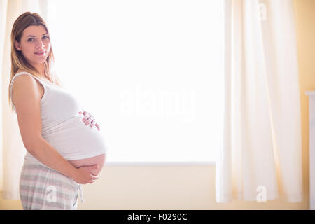 Pregnant woman holding her bump Banque D'Images