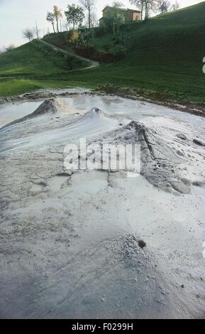 Éruption de boue d'argile à Salse di Nirano Parc Naturel, Emilia-Romagna, Italie. Banque D'Images