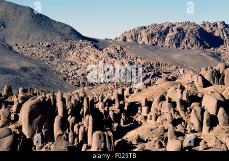 Formations de basalte, du Hoggar (Ahaggar), formé de montagnes de roches volcaniques, désert du Sahara, l'Algérie. Banque D'Images