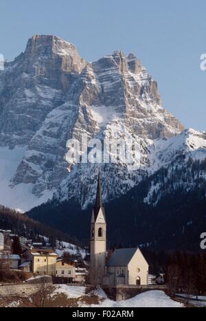 Selva di Cadore, avec en arrière-plan le Mont Pelmo, Dolomites, Veneto, Italie. Banque D'Images