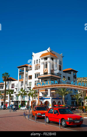 Petits taxis en face de la marina, port de plaisance, Agadir, la vallée de Souss, sud du Maroc, l'Afrique du Nord Banque D'Images