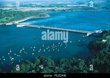 Vue aérienne de l'usine marémotrice de La Rance, barrage - Bretagne, France Banque D'Images
