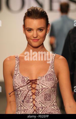 Sydney, Australie. 5 août 2015. Montana modèle Cox en vedette conçoit par la société nager à la David Jones Collection Printemps/Été 2015 Lancement à David Jones Elizabeth Street Store. Crédit : Richard Milnes/Alamy Live News Banque D'Images