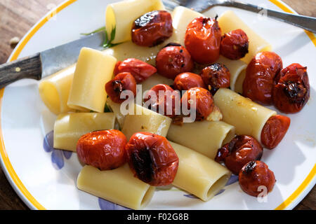 Paccheri de gragnano avec poivrons tomates Pachino Banque D'Images