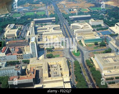 Vue aérienne du quartier EUR avec le Palazzo dei Congressi (Palais des Congrès) à Rome (architecte Adalberto Libera, 1938-1954) - Région du Latium, Italie Banque D'Images