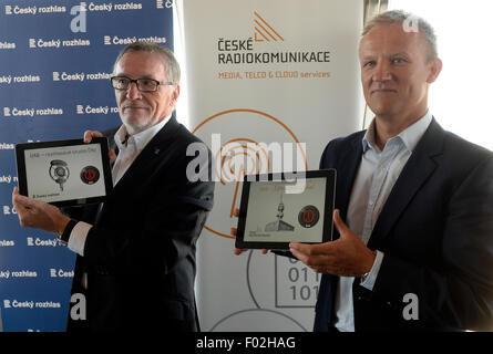 Prague, République tchèque. 6e août, 2015. Directeur général de la Radio Tchèque Peter Duhan (à gauche) et directeur général de Ceske Radiokomunikace Martin Gebauer lancement expérimental complet de radiodiffusion numérique (DAB) pour Prague et environs à la tour de Zizkov à Prague, République tchèque, le 6 août 2015. Photo : CTK Michal Krumphanzl/Photo/Alamy Live News Banque D'Images