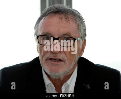 Prague, République tchèque. 6e août, 2015. Directeur général de la Radio Tchèque Peter Duhan (photo) et directeur général de Ceske Radiokomunikace Martin Gebauer lancement expérimental complet de radiodiffusion numérique (DAB) pour Prague et environs à la tour de Zizkov à Prague, République tchèque, le 6 août 2015. Photo : CTK Michal Krumphanzl/Photo/Alamy Live News Banque D'Images