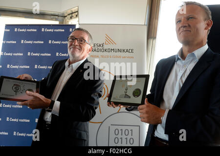 Prague, République tchèque. 6e août, 2015. Directeur général de la Radio Tchèque Peter Duhan (à gauche) et directeur général de Ceske Radiokomunikace Martin Gebauer lancement expérimental complet de radiodiffusion numérique (DAB) pour Prague et environs à la tour de Zizkov à Prague, République tchèque, le 6 août 2015. Photo : CTK Michal Krumphanzl/Photo/Alamy Live News Banque D'Images